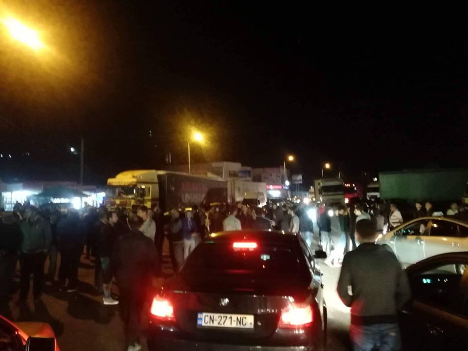 მამაკაცის გარდაცვალებაში მოქალაქეები საპატრულო ეკიპაჟს ადანაშაულებენ - ინციდენტში მონაწილე პოლიციელებს უფლებამოსილება შეუჩერდათ