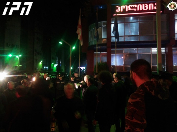 "ქართული მარშის" წევრები ვაკე-საბურთალოს პოლიციის სამმართველოსთან აქციას მართავენ
