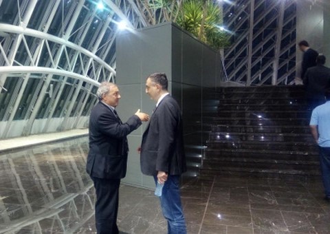 "ფეხებს ვერ მომჭამ. დაინახე კამერები და გულზე მოხვედი ხომ?!" - სხდომათა დარბაზის შემდეგ დეპუტატების დაპირისპირება გარეთ გაგრძელდა