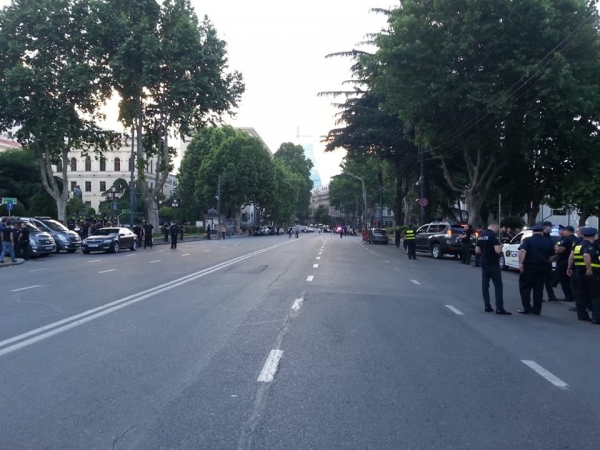 რუსთაველზე საავტომობილო მოძრაობა შეჩერებულია