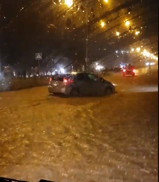 ადგილები თბილისში, სადაც ძლიერი წვიმის გამო საავტომობილო მოძრაობა შეფერხებულია