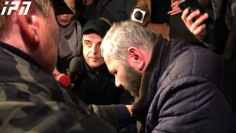 ზაზა სარალიძე სალომე ზურაბიშვილს მიმართავს - "მოვიდეს და პირადად დაგვეხმაროს კარვის გაშლაში"