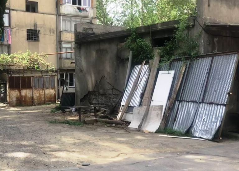 პირველი კორპუსი თბილისში, სადაც ავტოფარეხების დემონტაჟი დაიწყეს