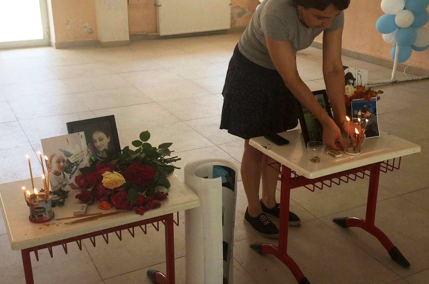 "მშობლებმა ექსკურსიისთვის ავტობუსი იქირავეს, მაგრამ ადგილზე ორი "მარშრუტკა“ დახვდათ..." - 175-ე სკოლა ავარიაში დაღუპულებს გლოვობს