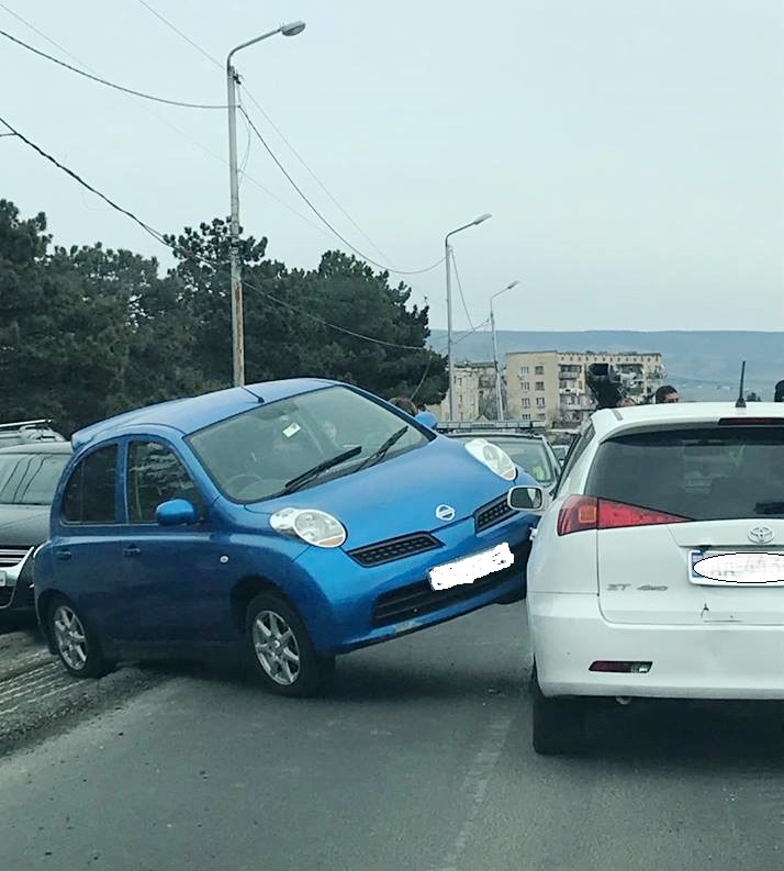 დღის ფოტო: მანქანების "კოცნა" თბილისის ზღვასთან