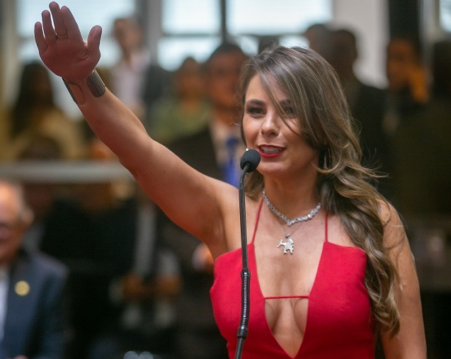 ბრაზილიელი დეპუტატი, რომელსაც ჩაცმულობის გამო "პროსტიტუტი" უწოდეს, კომენტატორებს უჩივის
