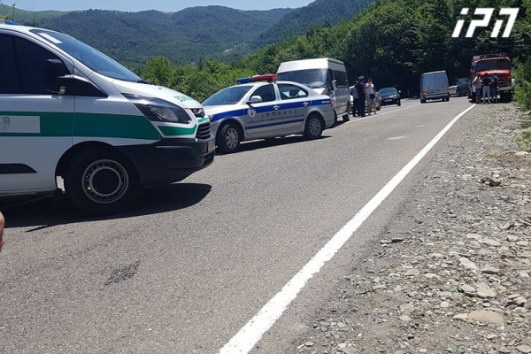 ავტობანზე ქვეითად მოსიარულეს ავტომობილი დაეჯახა, რასაც დამატებით 7 მანქანის ერთმანეთთან შეჯახება მოჰყვა