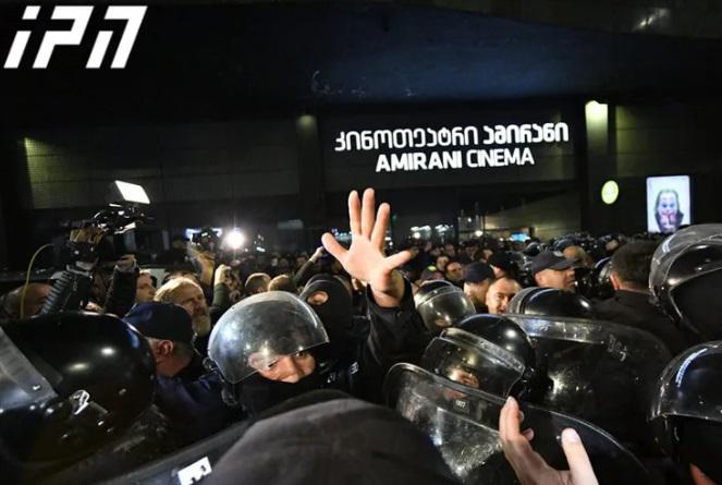 LIVE: "ამირანის" შესასვლელისკენ აქციის მონაწილეები ბოთლებს და სხვადასხვა საგანს ისვრიან
