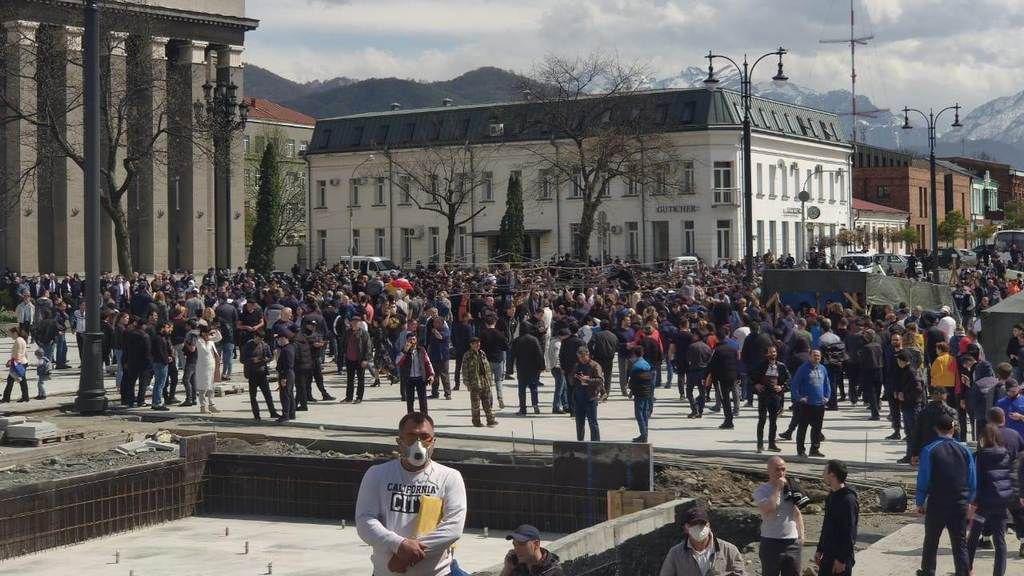 არეულობა ვლადიკავკაზში - "მთავრობამ პროტესტი ისე წარმოაჩინა, თითქოს კორონავირუსის "ფეიკ ვირუსად" აღიარებას ვითხოვდეთ"