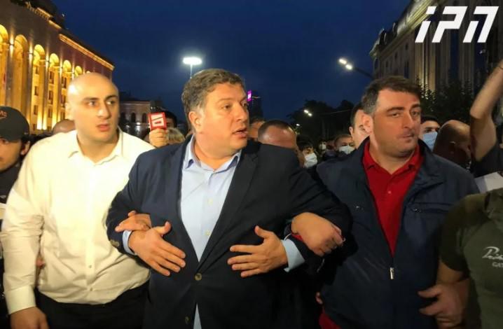 საპროტესტო აქციის მონაწილეები ბიძინა ივანიშვილის რეზიდენციისკენ მიემართებიან