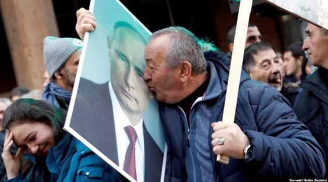“რუსულ-აფხაზური კომედია... პუტინს კი ისე ჰყავხართ მობმული, მხოლოდ საარსებო მინიმუმს გაძლევთ” - როგორ ეხმაურებიან პუტინის მხარდამჭერ აქციას რუსები და აფხაზები?