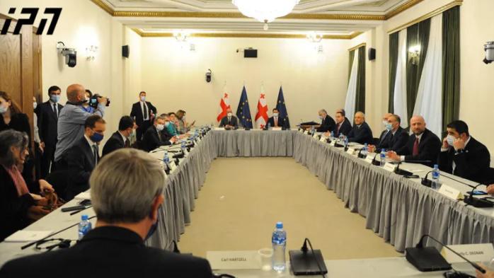 პარლამენტში შარლ მიშელი "ქართული ოცნებისა" და ოპოზიციის წარმომადგენლებს ხვდება