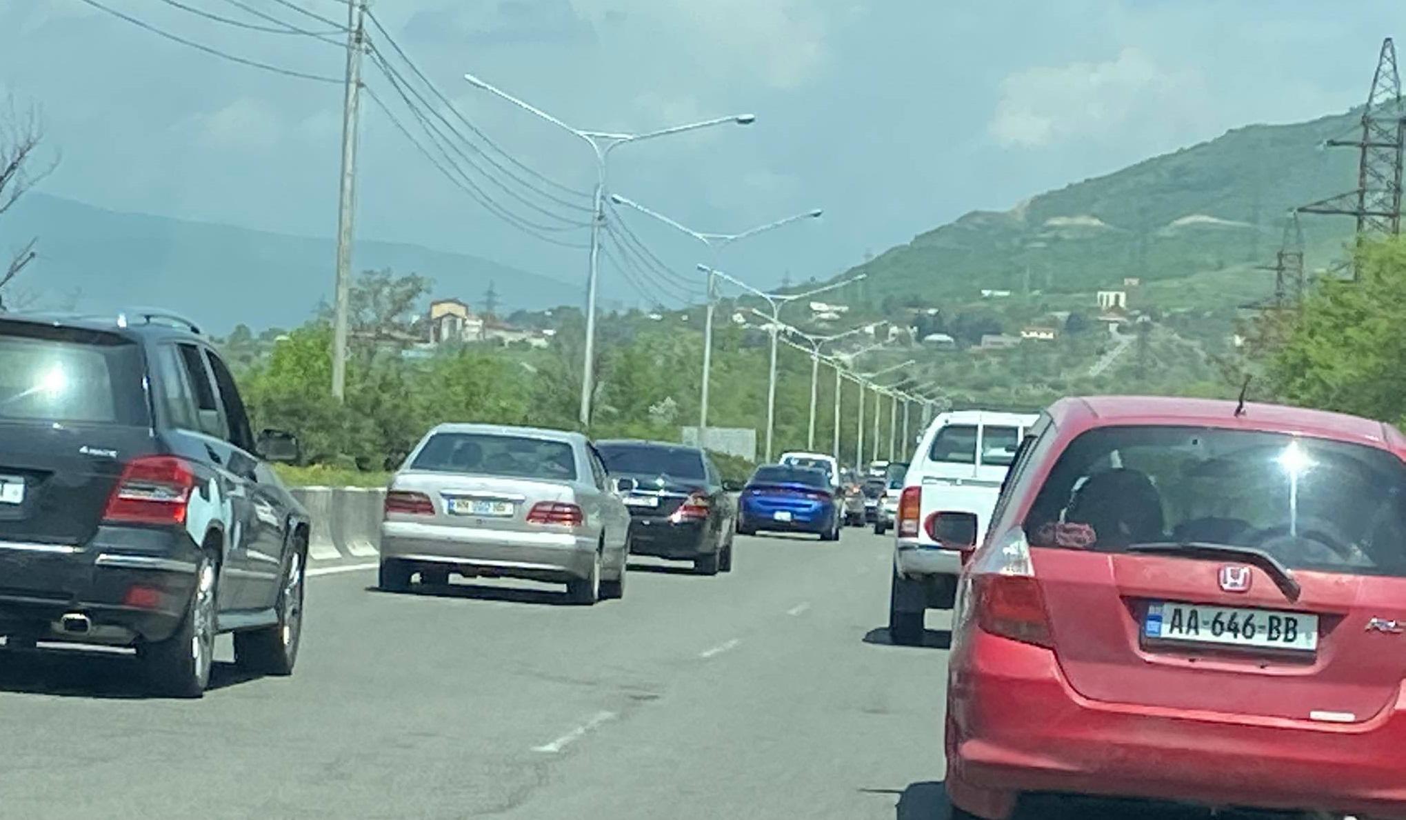 მცხეთასთან, ავტობანზე, დასავლეთ საქართველოს მიმართულებით მოძრავი ავტომობილების გადაადგილება გაძნელებულია (ფოტო, ვიდეო)