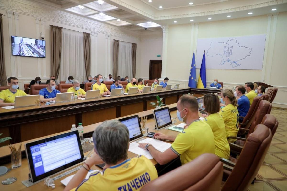 უკრაინის მინისტრთა კაბინეტის წევრები მთავრობის სხდომაზე ეროვნული საფეხბურთო ნაკრების მაისურებით მივიდნენ (ფოტოები)
