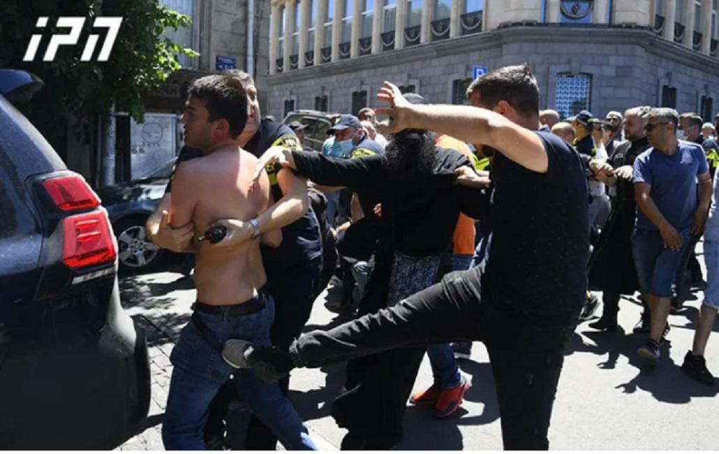 ქაშუეთის ეკლესიასთან, სადაც სასულიერო პირები პარაკლისს აღავლენდნენ, "პრაიდის“ მოწინააღმდეგეებმა ჟურნალისტი სცემეს