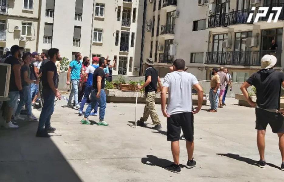 "თბილისი პრაიდის“ მოწინააღმდეგეები, "პრაიდის“ ერთ-ერთი ოფისის მიმართულებით ბოთლებს და სამშენებლო ფილებს ისროდნენ