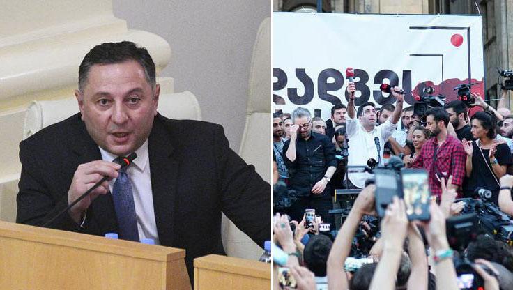 "ჩვენ 12:00 საათზე ვიქნებით საქართველოს პარლამენტთან და გაჩვენებთ, რა შეგვიძლია" - მედიის წარმომადგენლები ვახტანგ გომელაურს საკანონმდებლო ორგანოსთან დახვდებიან