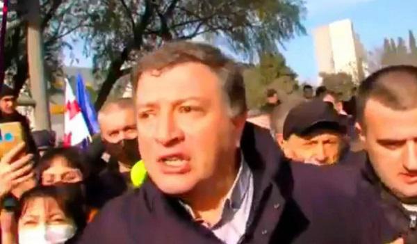საქალაქო სასამართლოსთან მიმდინარე საპროტესტო აქციაზე გიგი უგულავა დააკავეს