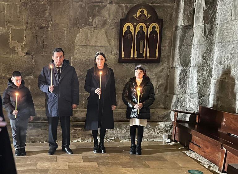 დავით ბაგრატიონი შვილებთან და მეუღლესთან ერთად - საქართველოს სამეფო სახლის მეთაურის იშვიათი ფოტო ოჯახთან