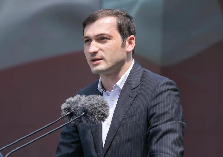 თორნიკე რიჟვაძის აშშ-ში, დიდ ბრიტანეთში, იტალიასა და უკრაინაში  მიღებული განათლება და ოპონენტებთან საუბრის ლექსიკა, რომელიც განხილვის თემად იქცა