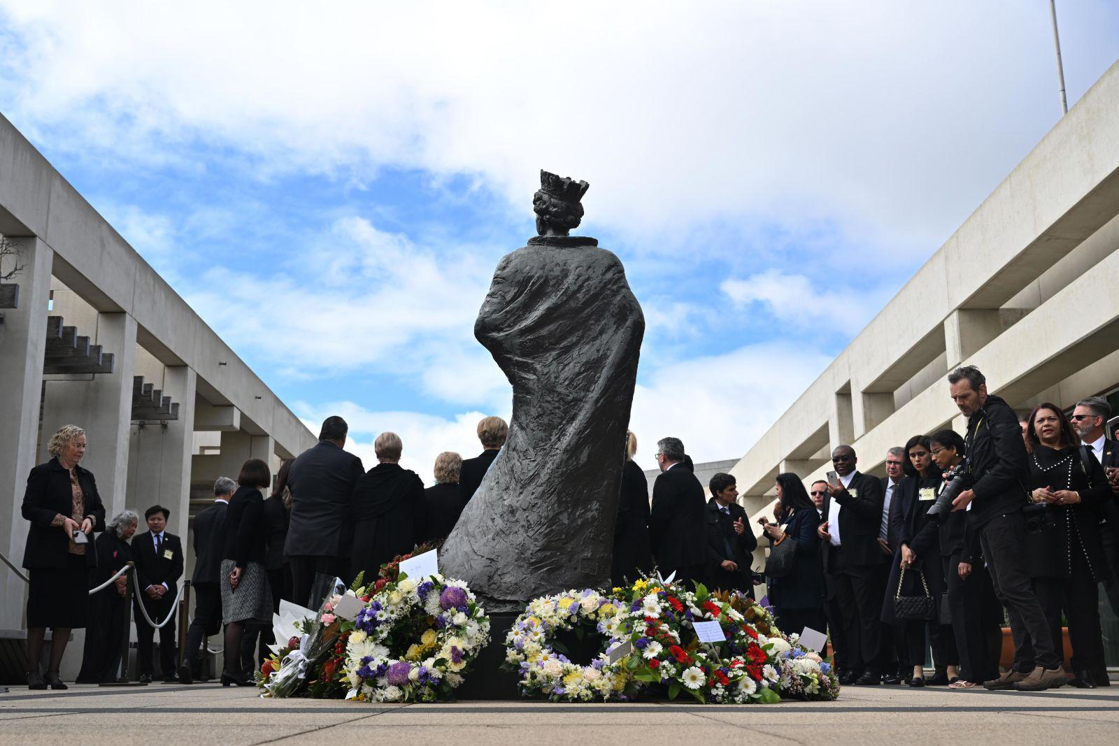 მსოფ­ლიო დე­დო­ფალს ემ­შვი­დო­ბე­ბა - რო­გორ მი­ა­გეს პა­ტი­ვი სხვა­დას­ხვა ქვე­ყა­ნა­ში ელი­ზა­ბედ მე­ო­რის ხსოვ­ნას (ფო­ტო­ე­ბი)