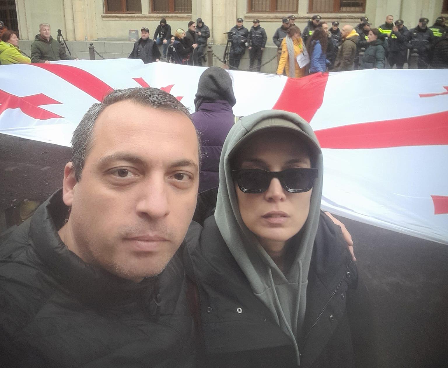 "ჩვენი მამა გმირულად იბრძოდა და დაიღუპა რუს ოკუპანტთან ბრძოლაში... ჩვენ იქ ვართ, სადაც უნდა ვიყოთ!" - ნანკა კალატოზიშვილი და მისი ძმა ე.წ. აგენტების კანონპროექტებს აპროტესტებენ