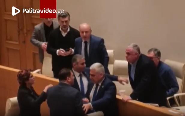 ერთმანეთისთვის ჯაშუშის ძახილი, მიკროფონების სროლა და ფიზიკური შეხლა-შემოხლა პარლამენტში (ვიდეო)