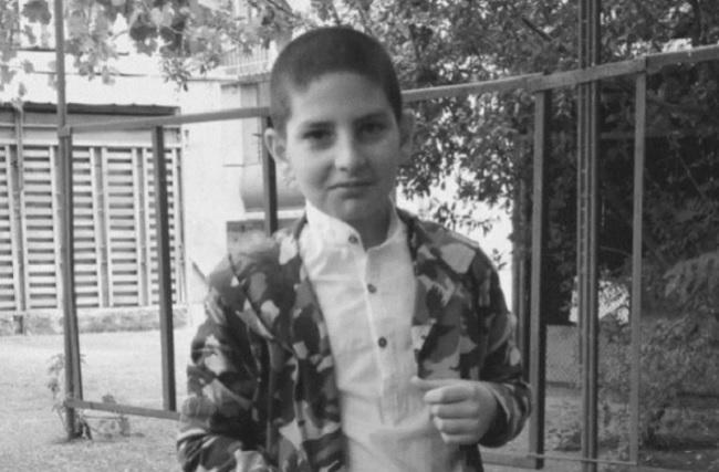"ხალხო, დაგვეხმარეთ, ბავშვი დაიკარგა... . წურწუმიაზე შენიშნეს შრამიან კაცთან ერთად" - თბილისში მოზარდს ეძებენ