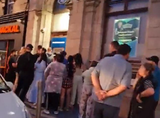 რიგები და არეულობა ბანკომატებთან - ირლანდიაში საბანკო შეცდომის გამო, ყველა მსურველს ბანკომატიდან 1000 ევროს გატანა შეეძლო