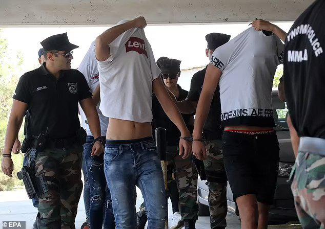 კვიპროსში, 20 წლის ბრიტანელი გოგონას ჯგუფური გაუპატიურების ბრალდებით, ხუთი ახალგაზრდა მამაკაცი დააკავეს