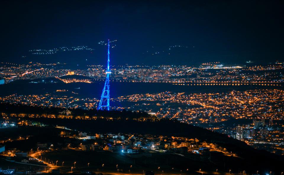 თბილისის ანძა და მშვიდობის ხიდი ევროკავშირის დროშის ფერებში განათდა