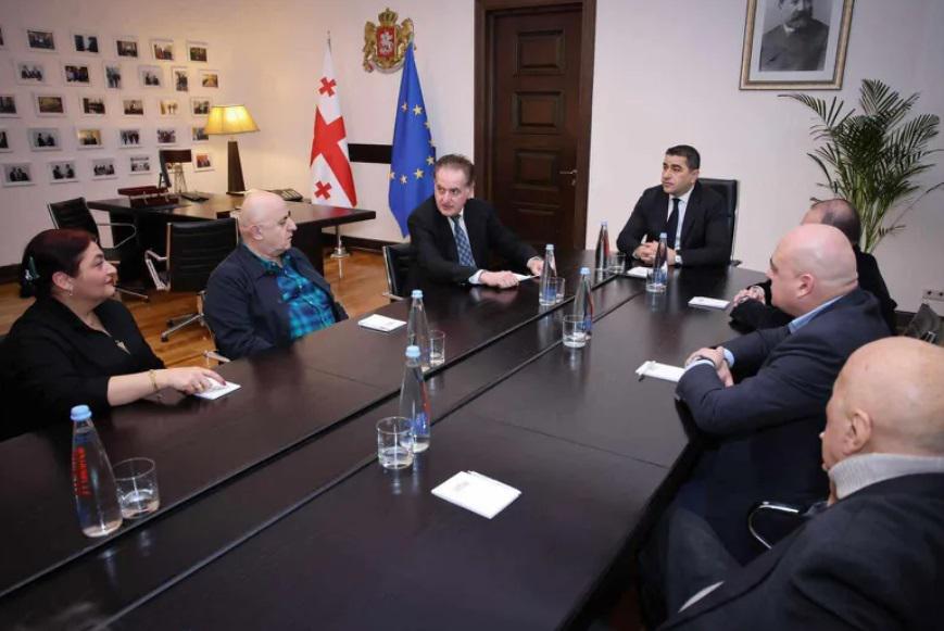 შალვა პაპუაშვილმა პარლამენტის ეროვნული ბიბლიოთეკის ხელმძღვანელ პირებს ახალი დირექტორი კონსტანტინე გამსახურდია წარუდგინა