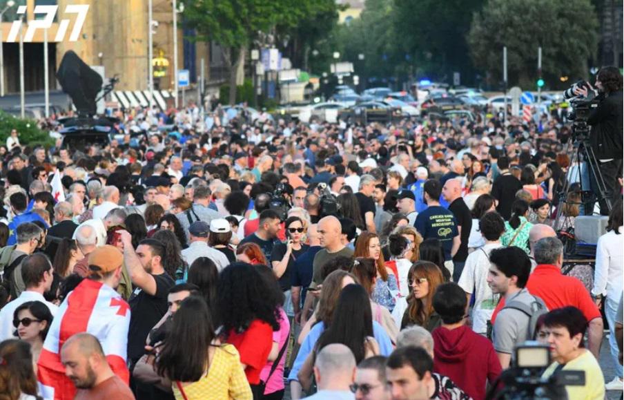პირველი რესპუბლიკის მოედანზე ე.წ. აგენტების კანონპროექტის მოწინააღმდეგეები იკრიბებიან