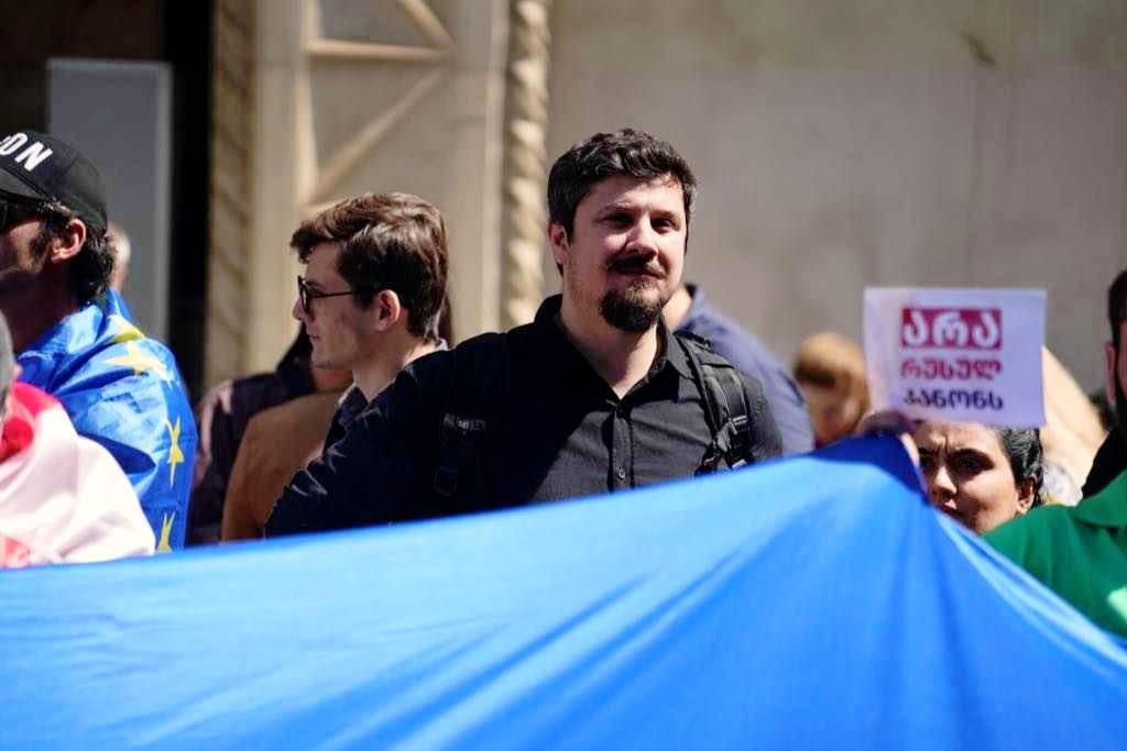 "ორი ადამიანი მელოდებოდა სადარბაზოსთან... მირტყეს წიხლები, წავიქეცი" - თავს დაესხნენ "ახალის" წევრს, ნოდარ ჩაჩანიძესაც
