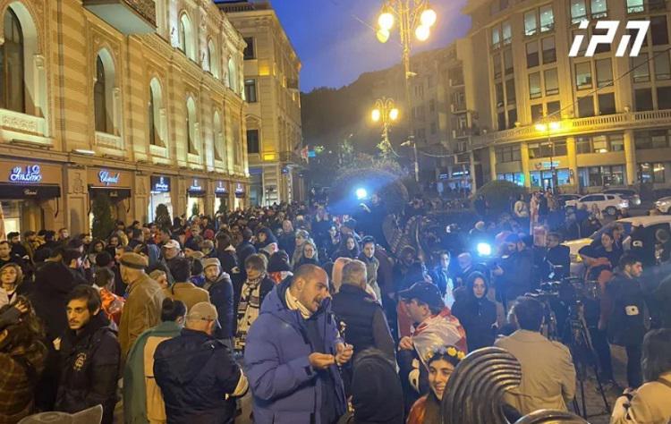 თავისუფლების მოედანზე ხელახალი არჩევნების მოთხოვნით მოქალაქეები საპროტესტო აქციაზე იკრიბებიან