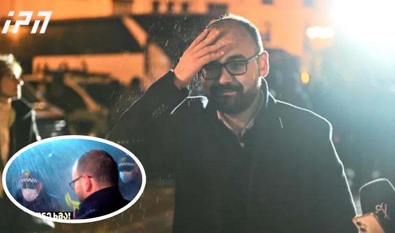 "ნუ მეხები ხელით... აპირებთ თუ არა ადამიანების დარბევას? ხალხის არჩეულ დეპუტატს ასხამენ წყალს" - სიტყვიერი დაპირისპირება გეგელიასა და პოლიციას შორის (ვიდეო)