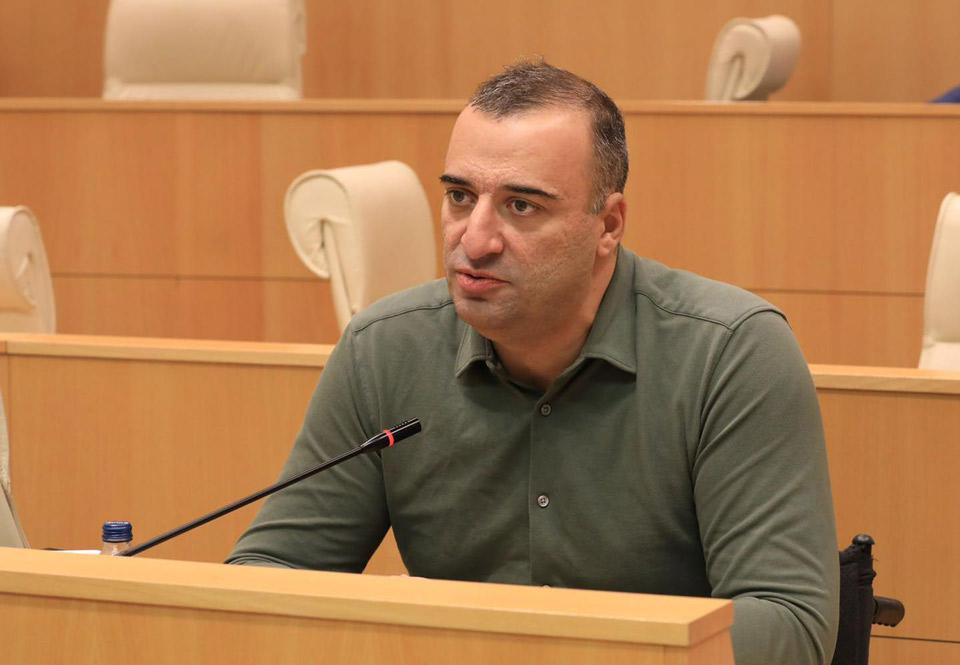 "პარლამენტთან ვნახეთ სცენა, როგორ აქეზებდა მამაკაცი არასრულწლოვან ბავშვს, ესროლა ქვები სამართალდამცველების მისამართით - სახეზეა ბავშვის ექსპლუატაციის შემთხვევა" - რატი იონათამიშვილი