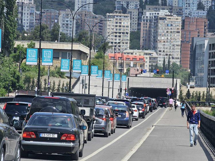 სატრანსპორტო კოლაფსი,  ავტობუსებიდან და მანქანებიდან ჩამოსული მგზავრები და კილომეტრიანი საცობი წყნეთი - ბაგების გზაზე - რა ვითარებაა ადგილზე (ფოტო/ვიდეო)
