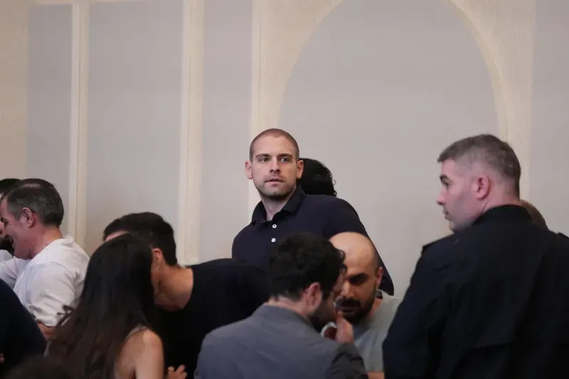"მოწმე ლაპარაკობს რაღაც ფამილიარულად, ხელების ქნევით და თითების ბაკუნით - ეს გამაღიზიანებელია" - ანდრო ჭიჭინაძე გამომძიებელზე