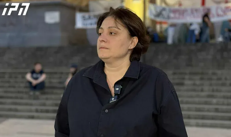 "რევოლუციასაც იმსახურებენ და ის შეიძლება მოხდეს კიდეც, მაგრამ თუ არ მოხდა, ხომ არ ვნებდებით? არა, მათ ვაცლით ლეგიტიმაციას, რომ ვეღარ შეძლონ ფუნქციონირება" - ელენე ხოშტარია
