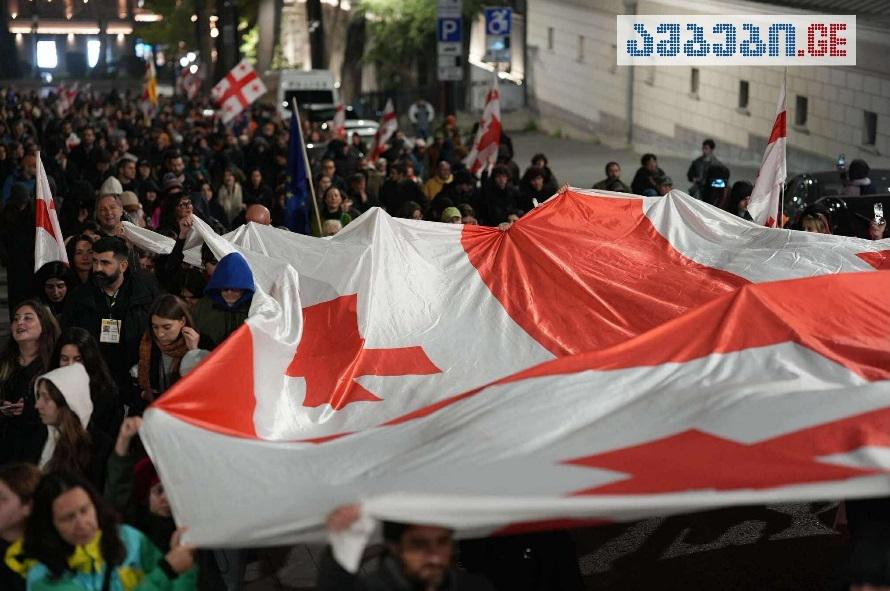 მომიტინგეები რუსთაველის გამზირიდან მსვლელობით მთავრობის ადმინისტრაციისკენ მიემართებიან