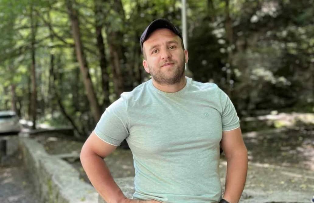 სასაფლაოზე დაწყებული ჩხუბი, რომელიც მკვლელობით დასრულდა - ბრალდებულს განაჩენს ნაფიცები გამოუტანენ: "ისეთი ადამიანი მოკლა, სამუდამო უნდა მიესაჯოს"