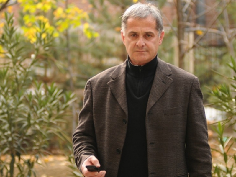"რუსული გესმის? სიტყვას რომ იწყებ რაღაცას და რაღაცა მნიშვნელობა აქვს და იტყვი ი ბ ი ა რ დ ი და ჩაგეღიმება" - სოსო ჯაჭვლიანი საკუთარ განცხადებას განმარტავს