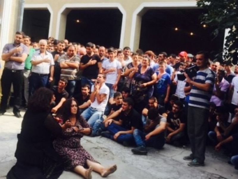 ფონიჭალაში, 17 წლის ბიჭის მკვლელობაში ბრალდებულის დასჯის მოთხოვნით აქცია გაიმართა