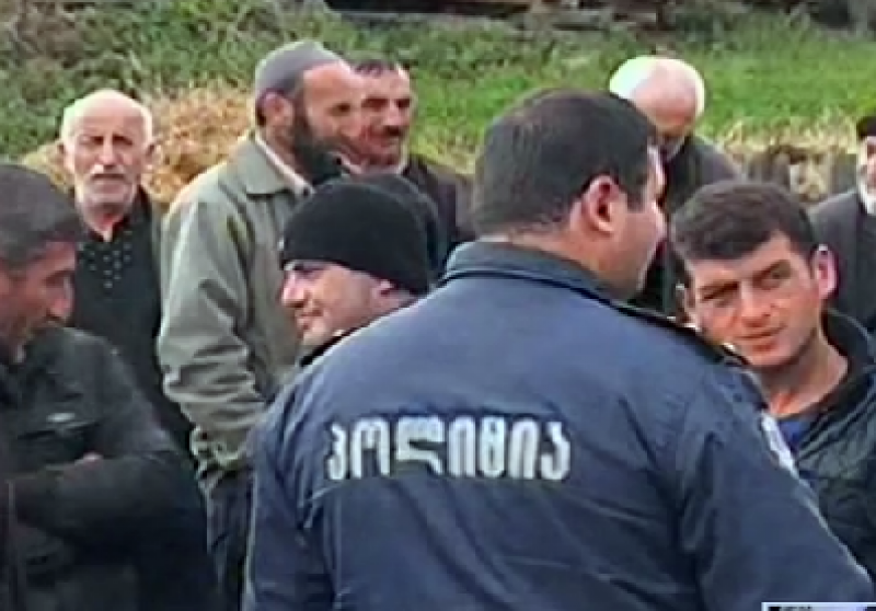 "პოლიციელმა დედა შეაგინა, რის გამოც მოხდა ხელჩართული ჩხუბი" - მწვავე დაპირისპირება ადიგენში