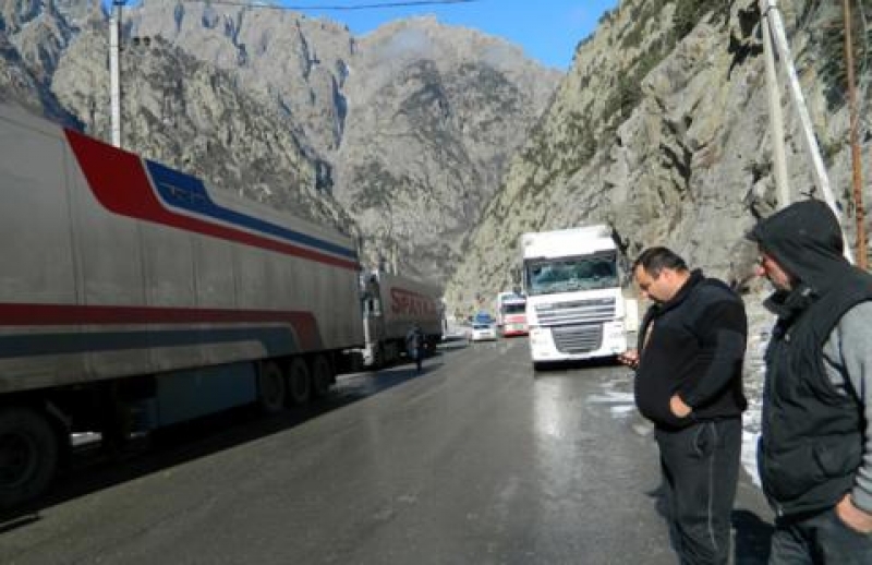ათობით გაჩერებული ტრაილერი ლარსის საბაჟოზე და განმარტება შეფერხების შესახებ
