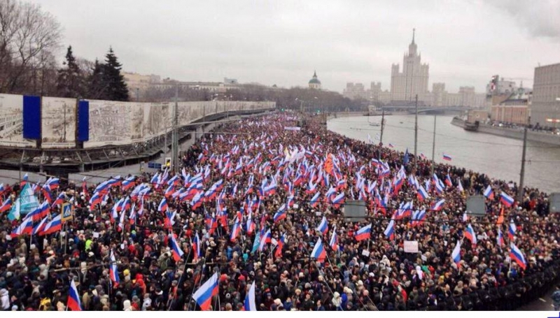 ადგილზე, სადაც ნემცოვი მოკლეს, 50 000 ადამიანი მივიდა - მოსკოვი საზარელი მკვლელობიდან 2 დღის შემდეგ