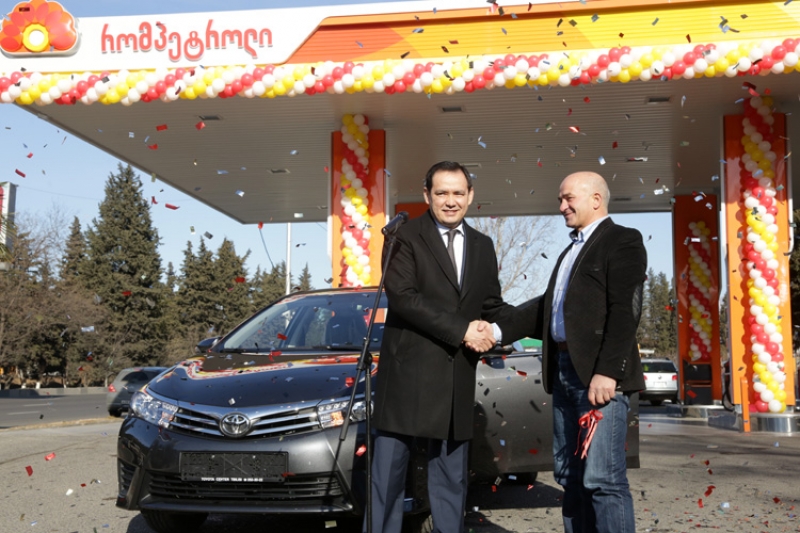 "რომპეტროლის" გათამაშებაში გამარჯვებულს ავტომობილი ტოიოტა კოროლა გადაეცა