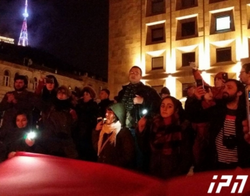 "აუდიტორია 115"-ის ორგანიზებით მიმდინარე აქციამ მთავრობის ადმინისტრაციის შენობასთან გადაინაცვლა
