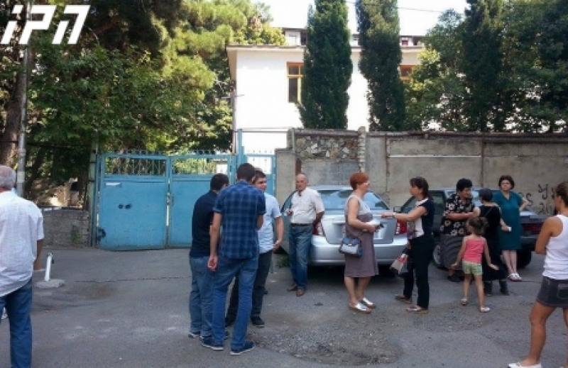 პეკინზე მოსახლეობა საბავშვო ბაღის დემონტაჟის დაწყებას აპროტესტებს - "შენდება მრავალსართულიანი საცხოვრებელი სახლი"